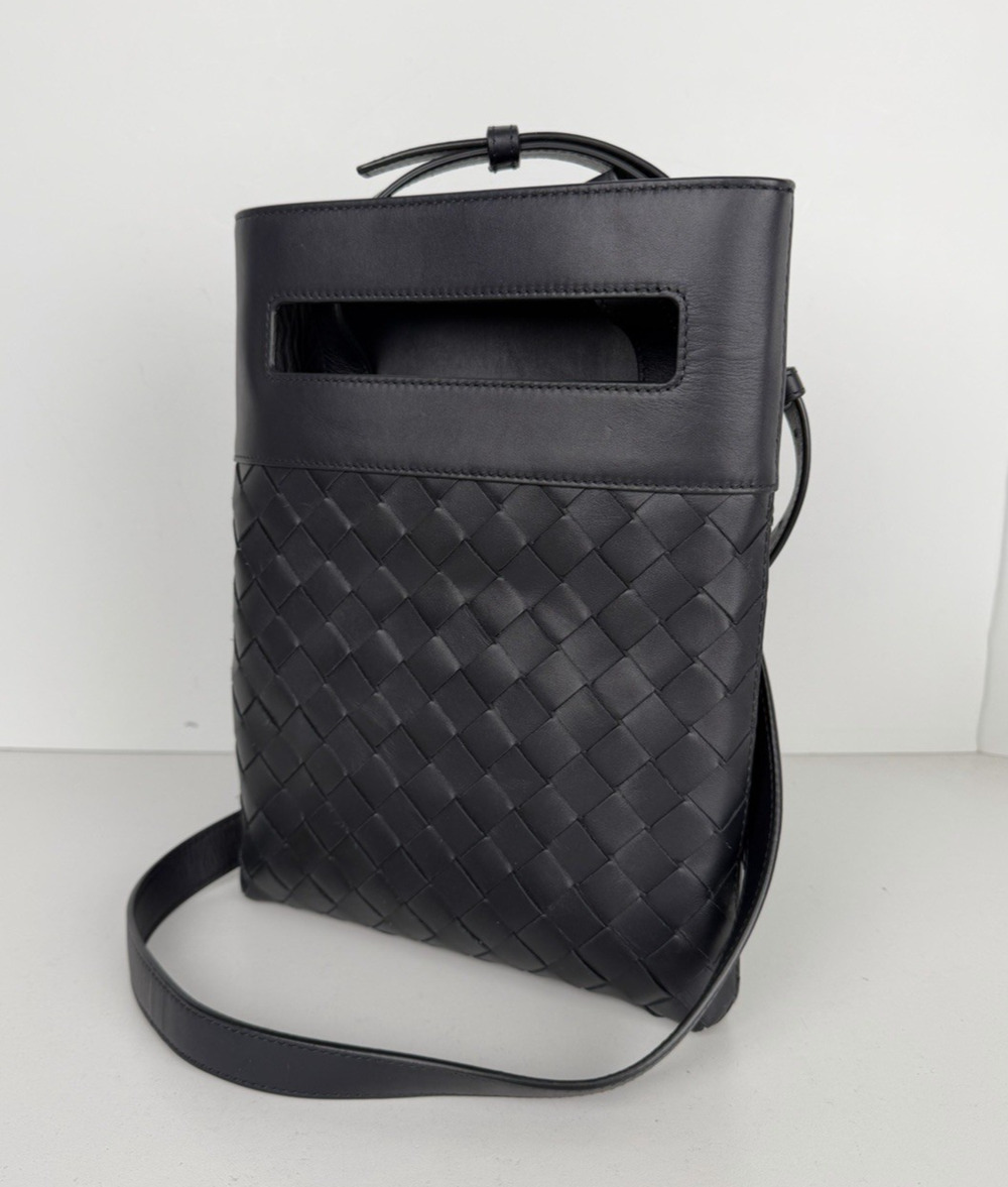 Bottega Veneta Slot Messenger Crossbody Bag Black Intrecciato Leather NFC S06